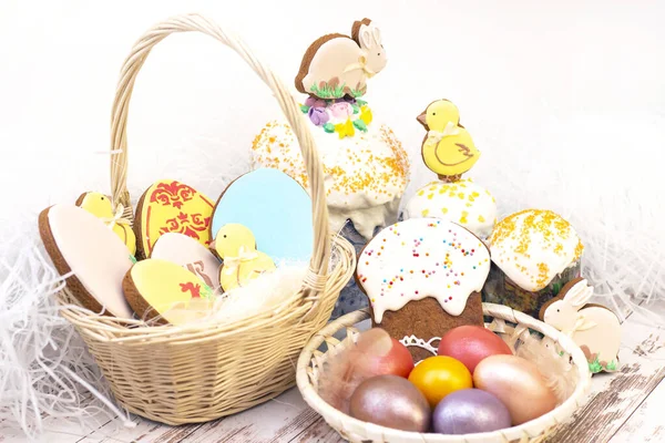 Пасхальный Праздник Цветные Яйца Корзине Пасхальный Пряничный Кролик Пасхальном Торте — стоковое фото