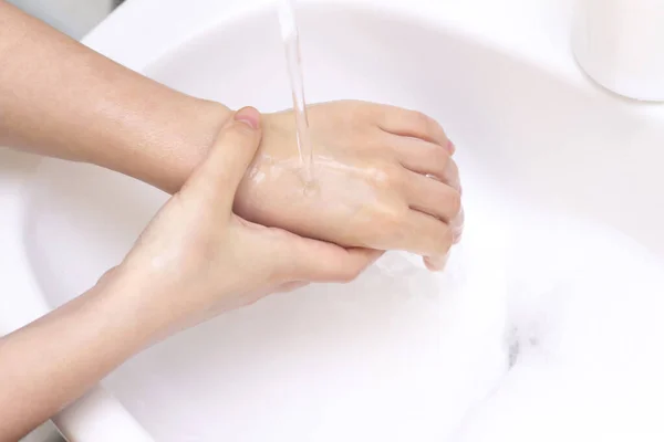 Homem Lava Mãos Mãos Espuma Sabão Antibacteriano Protecção Contra Bactérias — Fotografia de Stock