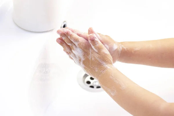 Χέρια Των Παιδιών Πλένονται Παιδικά Χέρια Αφρό Από Αντιβακτηριακό Σαπούνι — Φωτογραφία Αρχείου