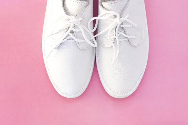 Zapatillas Blancas Sobre Fondo Rosa Vista Superior Espacio Copia Lugar — Foto de Stock