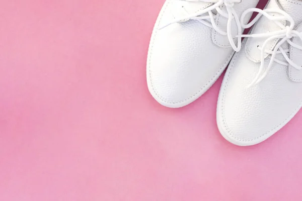 Zapatillas Blancas Sobre Fondo Rosa Vista Superior Espacio Copia Lugar — Foto de Stock