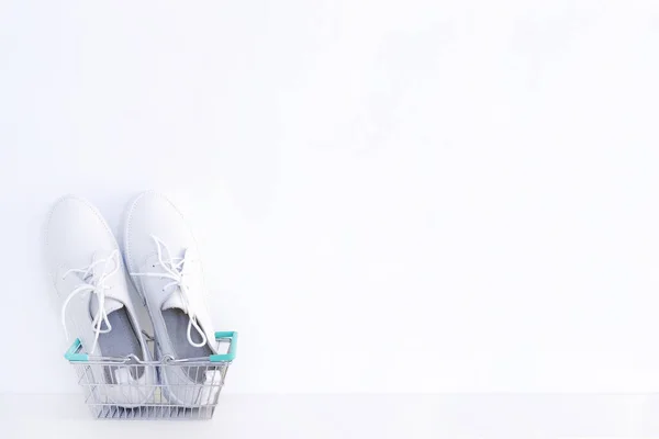 Λευκά Νέα Sneakers Καλάθι Αγορών Λευκό Φόντο — Φωτογραφία Αρχείου