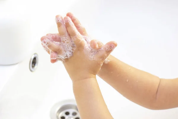 Ręce Dzieci Umyte Ręce Dzieci Pianie Antybakteryjnego Mydła Ochrona Przed — Zdjęcie stockowe