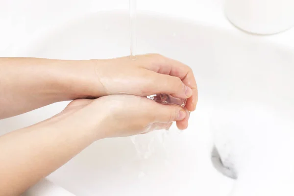 Facet Myje Ręce Ręce Pianie Antybakteryjnego Mydła Ochrona Przed Bakteriami — Zdjęcie stockowe