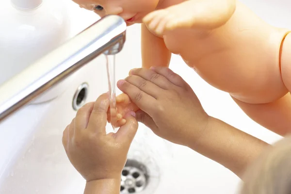 Enfant Lave Les Mains Une Poupée Mains Mousse Savon Antibactérien — Photo