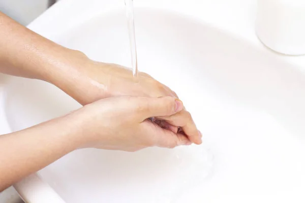 Der Mensch Wäscht Sich Die Hände Hände Schaum Antibakterieller Seife — Stockfoto
