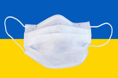 Ukrayna bayrağında tıbbi maske. Karantina, koronavirüs salgını, izolasyon.
