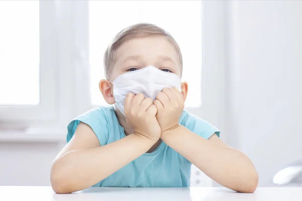 Konsep Infeksi Coronavirus Seorang Anak Laki Laki Bertopeng Medis Duduk — Stok Foto