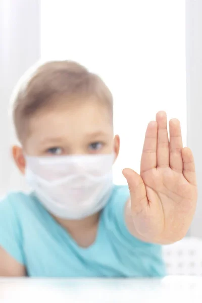 Pojęcie Zakażenia Koronawirusem Chłopiec Jest Masce Medycznej Wykazuje Gest Zatrzymania — Zdjęcie stockowe
