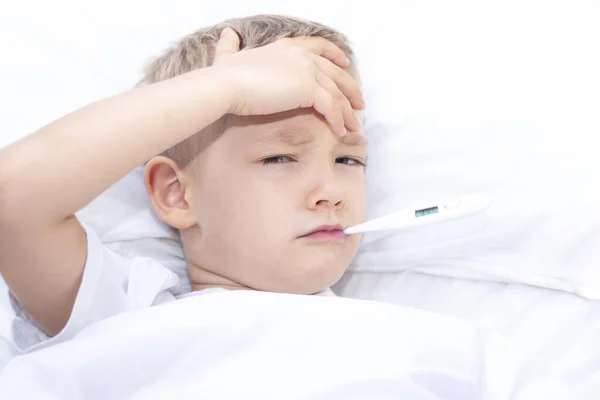 Anak Laki Laki Berbaring Tempat Tidur Dengan Termometer Mulutnya Konsep — Stok Foto