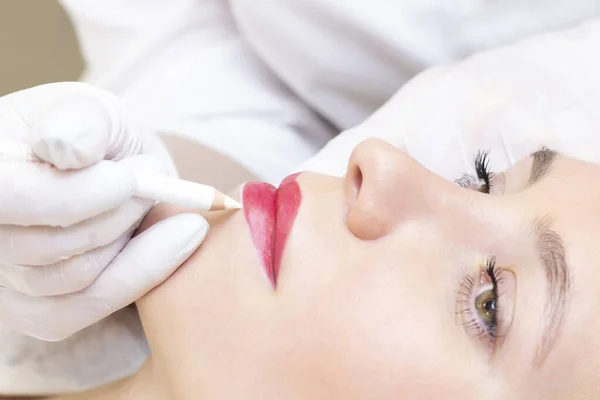Junge Frau Mit Permanentem Make Auf Den Lippen Kosmetiksalon Permanent — Stockfoto