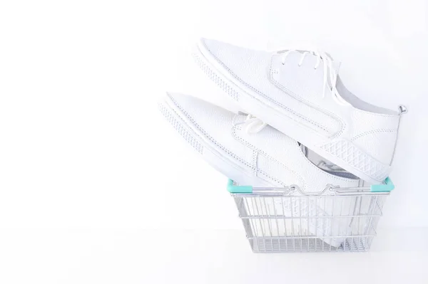 Beyaz Arka Planda Alışveriş Sepetinde Yeni Beyaz Ayakkabılar Kopyalama Alanı — Stok fotoğraf