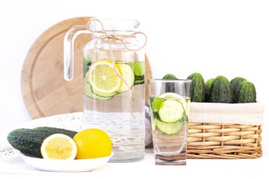 Sağlık hizmeti, fitness, sağlıklı beslenme konsepti. Taze soğuk limon salatalığı suyu, kokteyl, detoks içeceği, bardakta limonata ve bardakta. Salatalıklı hasır sepet