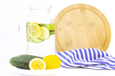 Sağlık hizmeti, fitness, sağlıklı beslenme konsepti. Taze limon salatalığı suyu, kokteyl, detoks içeceği, bardakta limonata ve bardakta içki..