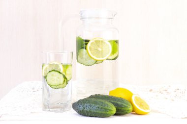 Sağlık hizmeti, fitness, sağlıklı beslenme konsepti. Taze limon salatalığı suyu, kokteyl, detoks içeceği, bardakta limonata ve bardakta içki..