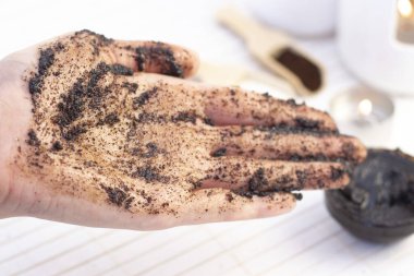 Kahve ve şekerden yapılan doğal ovalama. El soyma şekeri ve kahve. spa el tedavisi.