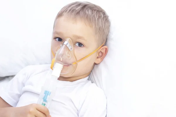 Niño Con Una Máscara Inhaladora Problemas Respiratorios Asma Niño Con —  Fotos de Stock