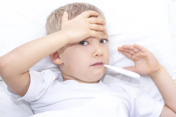 Anak Laki Laki Berbaring Tempat Tidur Dengan Termometer Mulutnya Konsep — Stok Foto