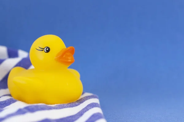 蓝色背景的橡胶鸭 创意最小 正在洗澡的婴儿 — 图库照片