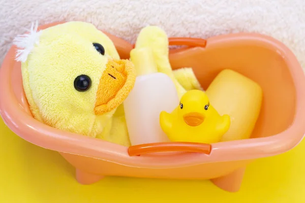 采购产品婴儿卫生用品和洗浴用品 洗发水瓶 婴儿肥皂 黄鸭橡胶玩具 棉垫和耳朵棒 在浴室里 — 图库照片
