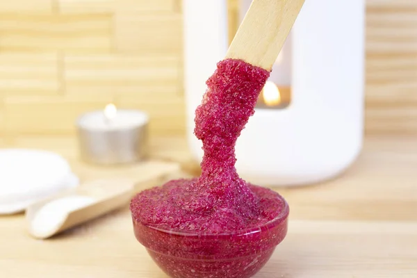 Přírodní Růžový Tělový Drtič Cukru Růžový Peeling Skleněném Šálku Pozadí — Stock fotografie