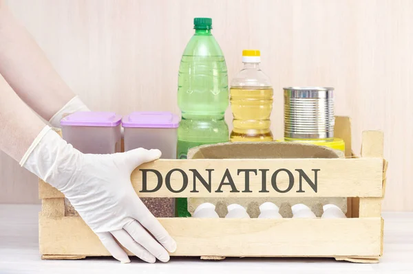 Caja Alimentos Donación Voluntarios Ayudan Los Necesitados Alimentos Las Manos — Foto de Stock