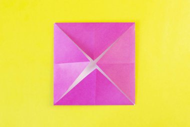 Dördüncü adım. Renkli kağıttaki DYI lalesi. Adım adım talimat veriyorum. 8 Mart, Anneler Günü hediyesi..