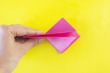 9. adım. Renkli kağıttaki DYI lalesi. Adım adım talimat veriyorum. 8 Mart, Anneler Günü hediyesi..