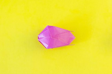 17. adım. Renkli kağıttaki DYI lalesi. Adım adım talimat veriyorum. 8 Mart, Anneler Günü hediyesi..