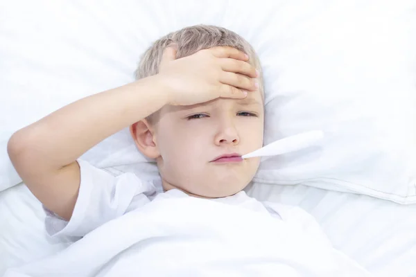 Anak Laki Laki Berbaring Tempat Tidur Dengan Termometer Mulutnya Konsep — Stok Foto