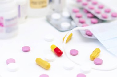 Birçok uyuşturucunun arka planında farklı renklerde haplar ve kapsüller var. Sağlık, tedavi, hastalık kavramı.