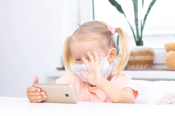 Chica Una Máscara Médica Protectora Usando Teléfono Móvil Teléfono Inteligente —  Fotos de Stock