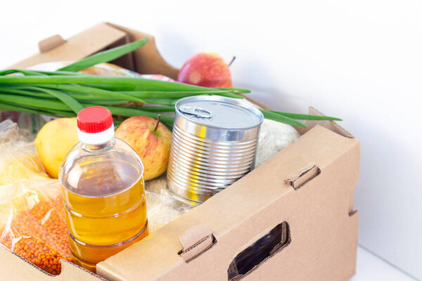 Пожертвование. продуктовая коробка, помочь продукты для тех, кто нуждается. Коробка для пожертвований. картонная коробка с продуктами питания на белом фоне
.