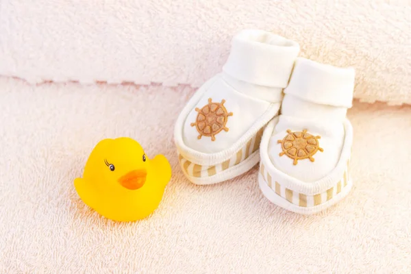Bebek Hijyeni Banyo Malzemeleri Şampuan Şişesi Bebek Sabunu Havlu Sarı — Stok fotoğraf