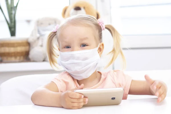 Ragazza Con Una Maschera Protettiva Medica Usando Telefono Cellulare Uno — Foto Stock