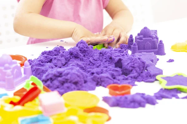 孩子们的手在检疫时玩动砂 白色桌子上的紫色沙子 Coronavirus大流行病 — 图库照片