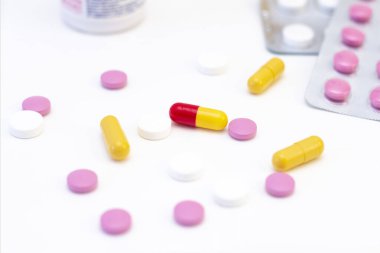 Birçok uyuşturucunun arka planında farklı renklerde haplar ve kapsüller var. Sağlık, tedavi, hastalık kavramı.