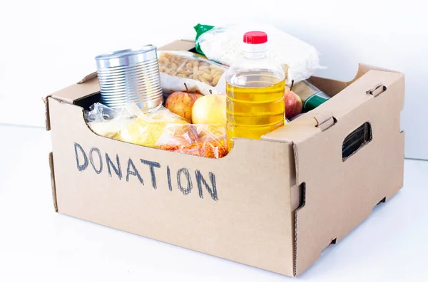 食品杂物箱 帮助那些需要的产品 捐赠箱 纸板箱 上面印有捐赠的食物和白色背景 — 图库照片