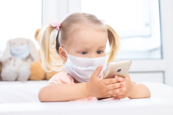 Ragazza Con Una Maschera Protettiva Medica Usando Telefono Cellulare Uno — Foto Stock