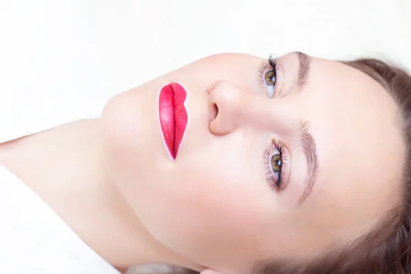 Jovem Mulher Com Maquiagem Permanente Nos Lábios Salão Beleza Maquiagem — Fotografia de Stock