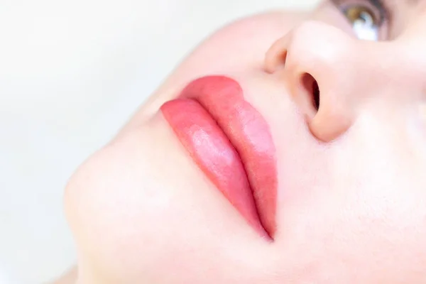 美容室で唇にメイクをしている若い女性 永久的なメイク タトゥー — ストック写真