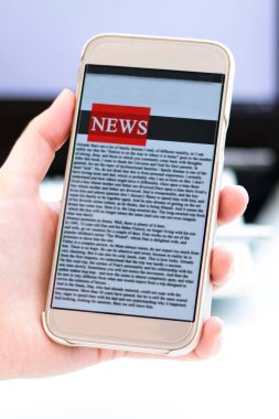 Bir cep telefonundan internet haberleri. Akıllı telefon ekran uygulamasında haber ya da makale okuyan iş kadınlarını kapatın. El ele tutuşan akıllı cihaz. Model web sitesi. dikey resim