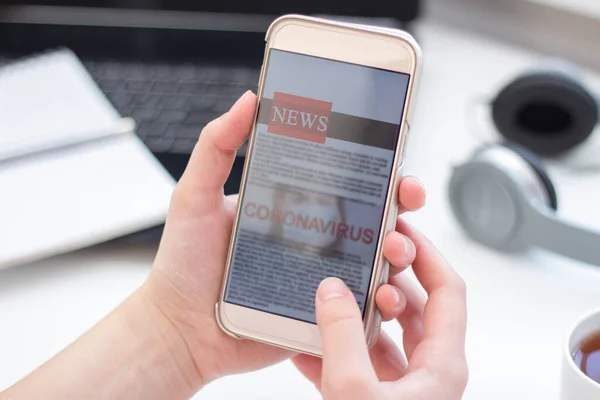 Online News Coronavirus Mobile Phone Close Businesswoman Reading News Articles — Stock Photo, Image