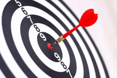 Beyaz arka planda hedef tahtası, yakın plan. Bullseye bir iş hedefi. Hedef kavramı