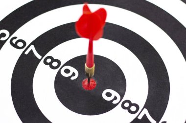 Beyaz arka planda hedef tahtası, yakın plan. Bullseye bir iş hedefi. Hedef kavramı
