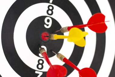 Dart İşletme Başarı Konsepti 'nde Dart Konseptini Buleye' da kullanma hakkı. Rekabetin yok edilmesi. Bulseye 'da bir ok, üç kırmızı ok düştü.