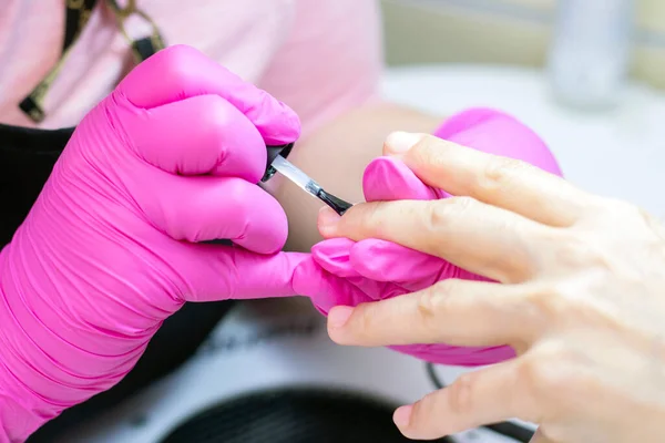 Shellac Hombre Guantes Rosados Pone Esmalte Uñas Una Chica — Foto de Stock