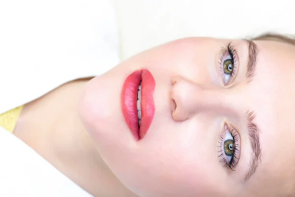 Jovem Mulher Com Maquiagem Permanente Nos Lábios Salão Beleza Maquiagem — Fotografia de Stock