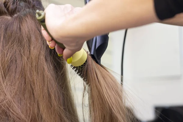 Saç Kurutma Makinesi Kurulanıyor Güzellik Salonunda Kuaförlük Saç Bakımı — Stok fotoğraf