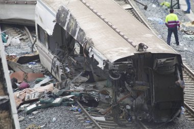 Santiago de Compostela, İspanya. Alvia treni 25 Temmuz 2013 'te Santiago de Compostela' nın girişinde 80 kişinin ölümüne ve 144 kişinin yaralanmasına neden oldu.